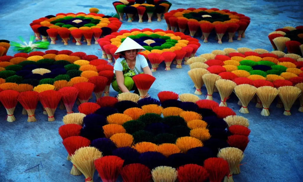 Le village de Thủy Xuân - l’art d'habiller l'encens de mille couleurs et de parfums séculaires