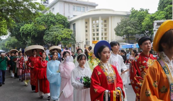 « La Ballade des Cent Fleurs » : Le plus grand défilé d'anciens costumes vietnamiens à Hanoï